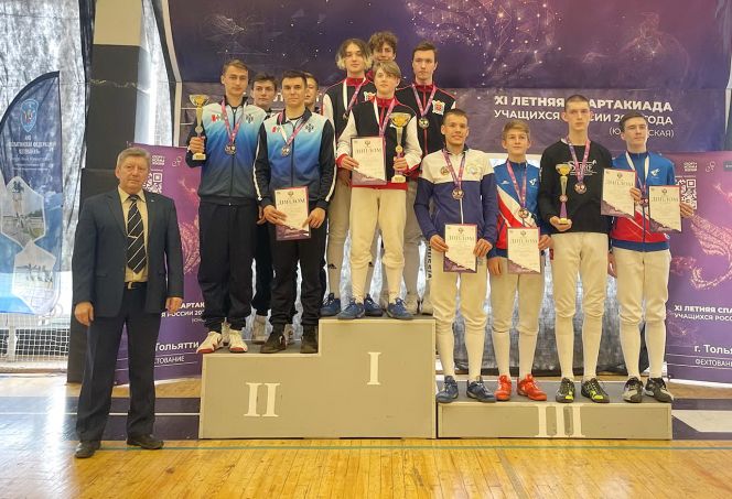 Квартет саблистов Алтайского края выиграл бронзу командного турнира ХI летней Спартакиады учащихся России. На третьей ступени пьедестала слева направо: Кирилл Шаповалов, Антон Чалин, Марк Володин и Никита Левчук. Фото: Федерация фехтования России
