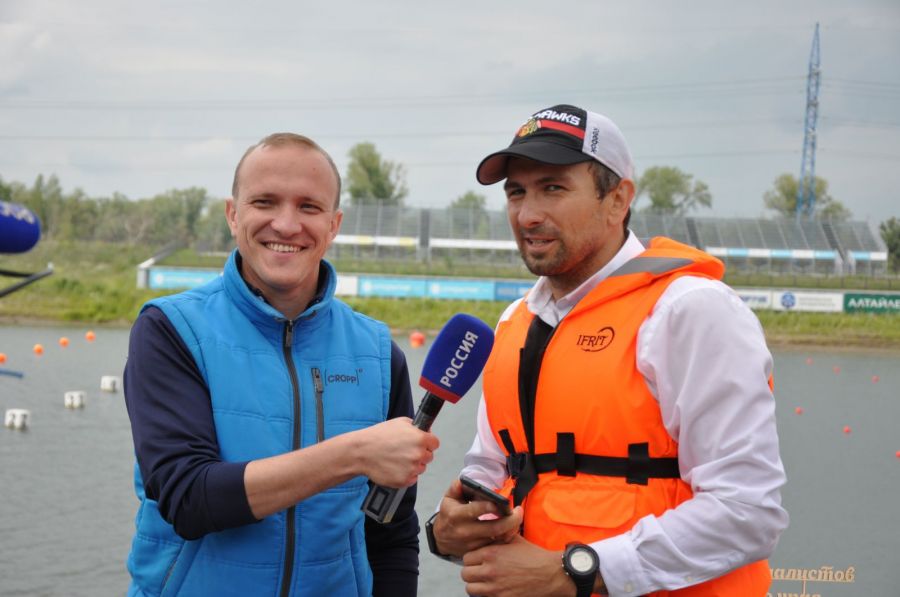 Алексей Любар ("Вести-Алтай") берет интервью у капитана команды победителей Артёма Галошина. Фото: Александр Чёрный/"Алтайский спорт"