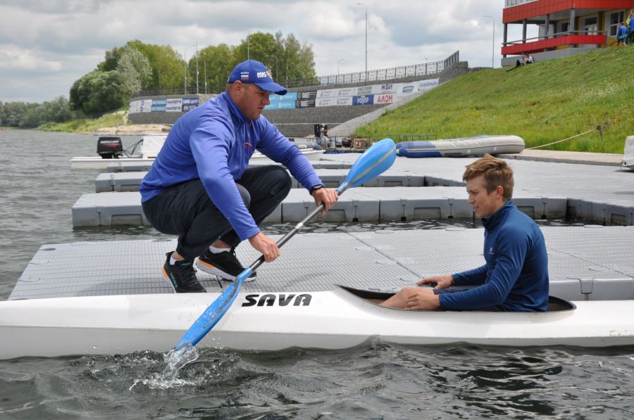 Тренер сборной Алтайского края по гребле Александр Сухой проводит инструктаж с Даниилом Серохвостовым. Фото: Александр Чёрный/"Алтайский спорт"