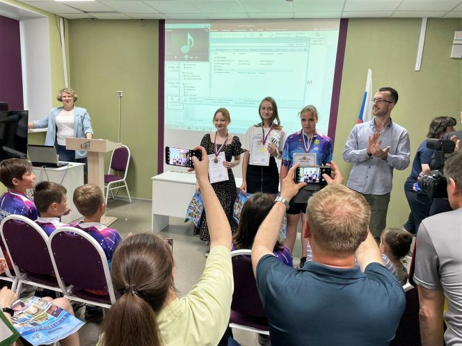 Церемония награждения (в центре Варвара Гладилова)