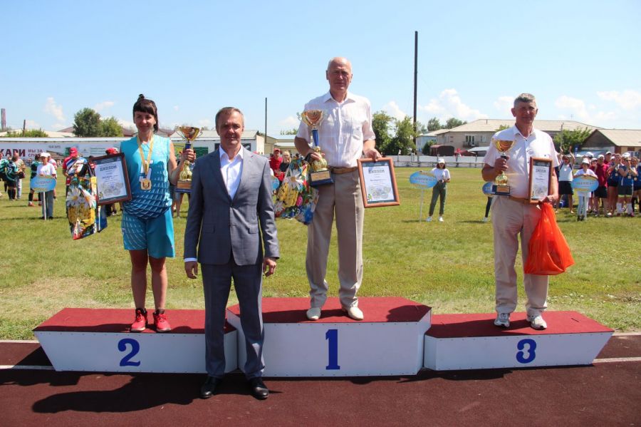 Награждение руководителей команд - призеров общекомандного первенства сельской олимпиады в первой группе. Фото : Олег Харлов/ "Алтайский спорт"