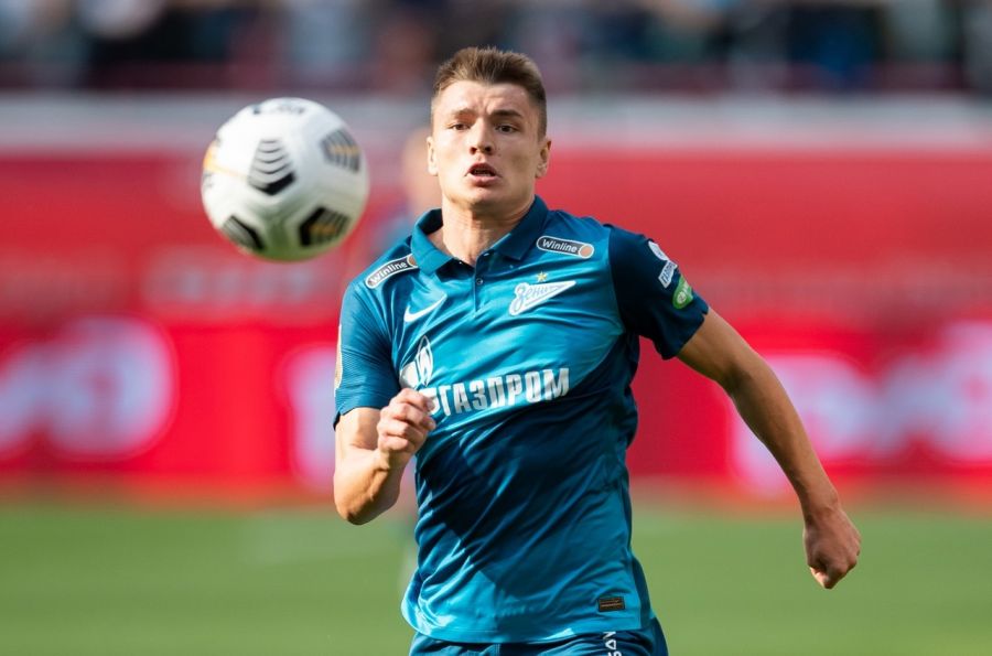 Андрей Мостовой уехал в Питер из Омска в раннем детстве, и его не назовешь воспитанником омского футбола даже с натяжкой