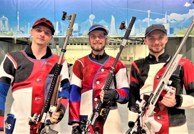 Призёры чемпионата России в стрельбе из малокалиберной винтовки из трех положений. Сергей Каменский - в центре 