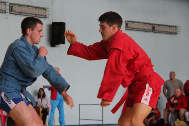 Баталии самбистов на ковре ДК "Металлург". Фото: Александр Чёрный/"Алтайский спорт"