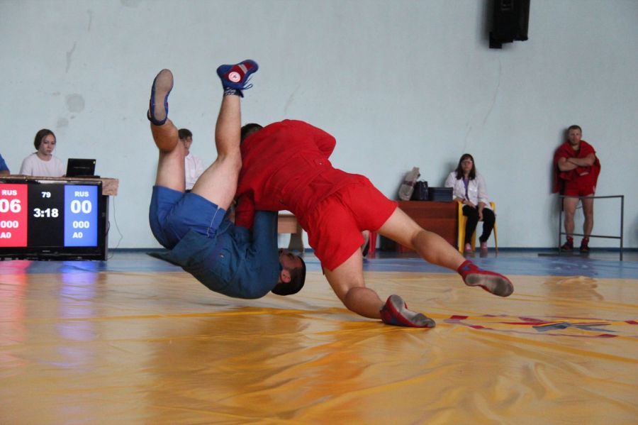 Баталии самбистов на ковре ДК "Металлург". Фото: Александр Чёрный/"Алтайский спорт"