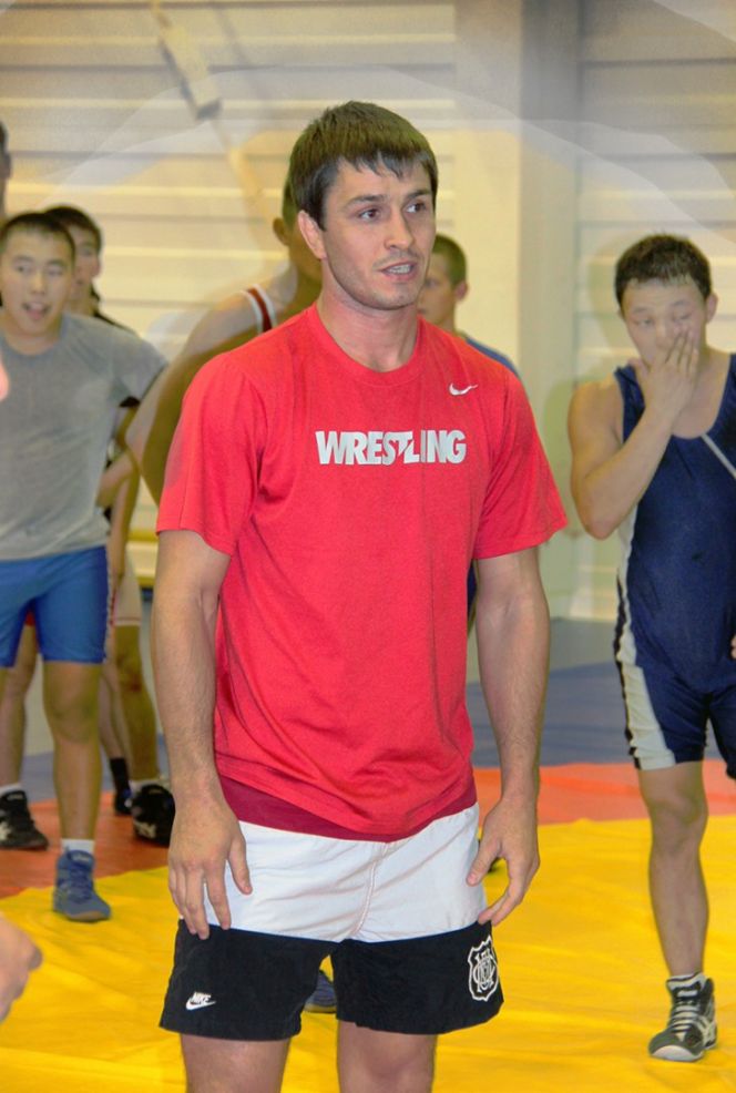 Бронзовый призер чемпионата мира 2015 года Адам Курак провел открытую тренировку для алтайских борцов. 