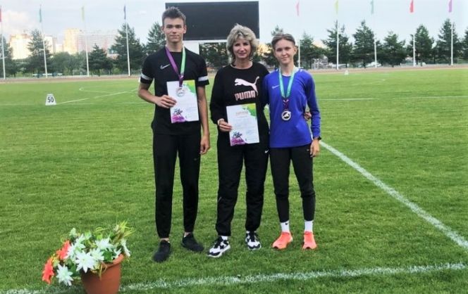 Тренер Ирина Никитина (в центре) со своими воспитанниками, отличившимися на "Гран-при Московской области