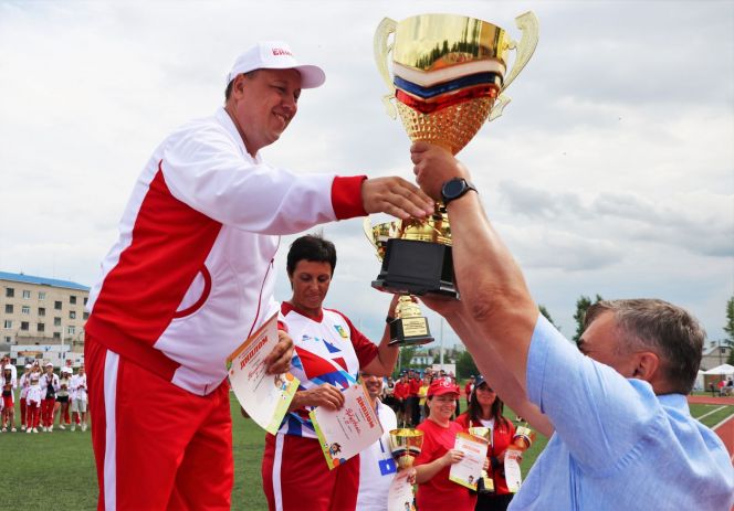 Роман Бакланов получает чемпионский кубок от главы города Заринска Виктора Азгалдяна. Фото: Александр Чёрный/"Алтайский спорт"