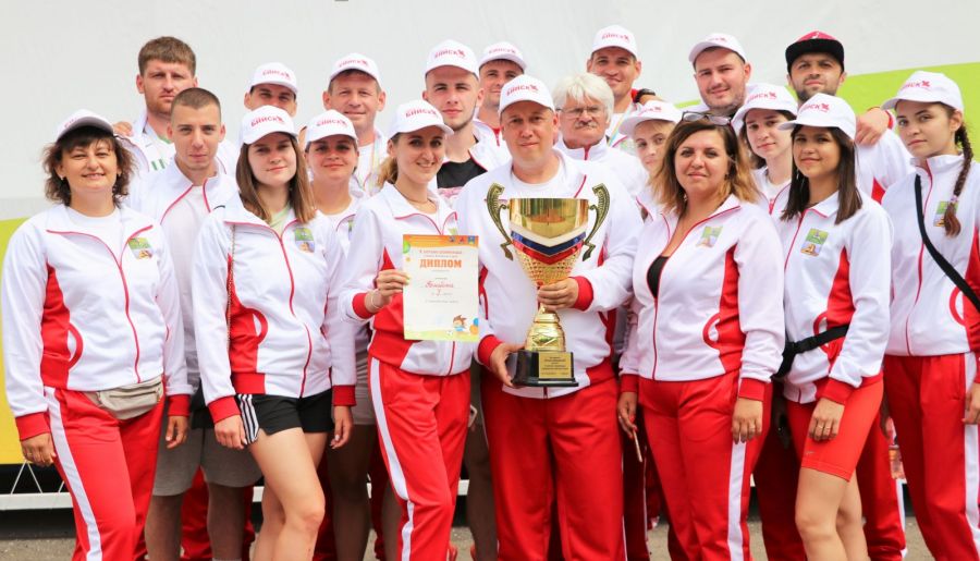 Роман Бакланов и бийские спортсмены с главным трофеем олимпиады. Фото: Александр Чёрный/"Алтайский спорт"