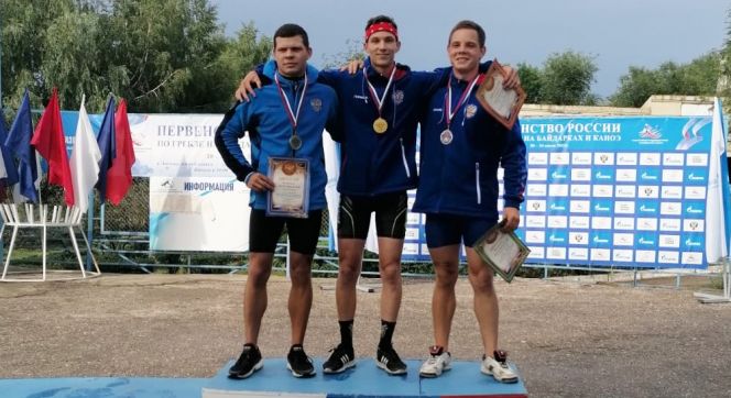 Каноист Никита Купальцев (в центре) - победитель соревнований в спринте на 200 м