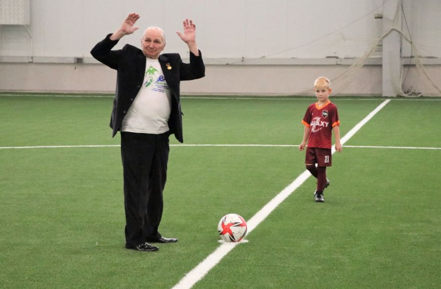 Связь поколений: символический удар по мячу сделали ветеран "Темпа" Вячеслав Чистополов и юный воспитанник ДЮСШ "Темп" Егор Винтерголлер. Фото: Александр Чёрный/"Алтайский спорт"