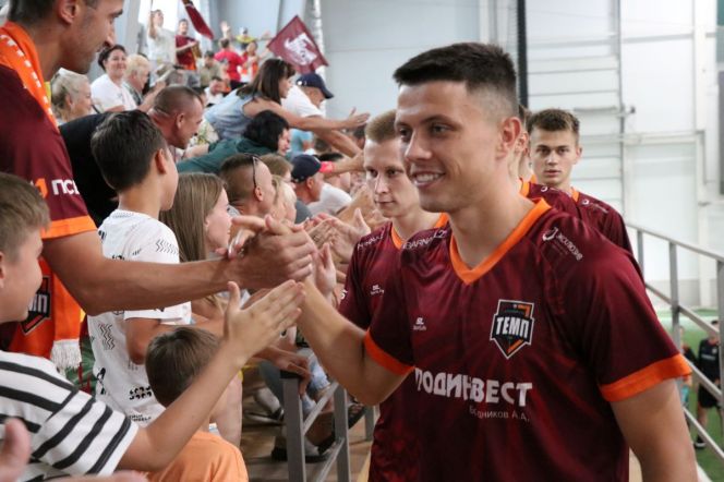 Выход "Темпа" на матч по зрительской трибуне мог бы стать хорошей традицией. Фото: Александр Чёрный/"Алтайский спорт"