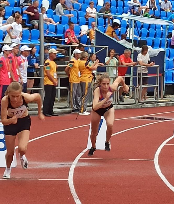 Вера Быковских (справа) стартует по седьмой дорожке. Фото: Людмила Федорущенко/ Минспорта Алтайского края 