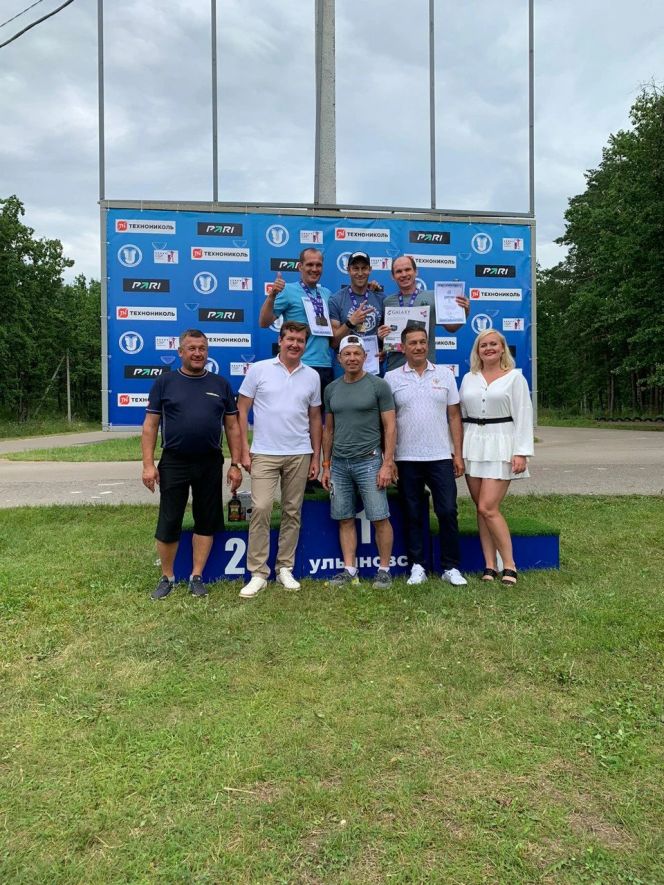 Иван Лыжин (слева) на пьедестале почета. Фото: ГУ МЧС России по Алтайскому краю