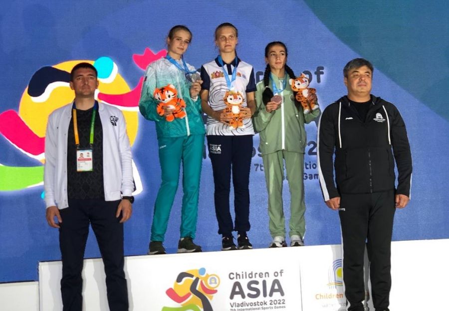 Вера Быковских (слева) - второй призёр Игр "Дети Азии"