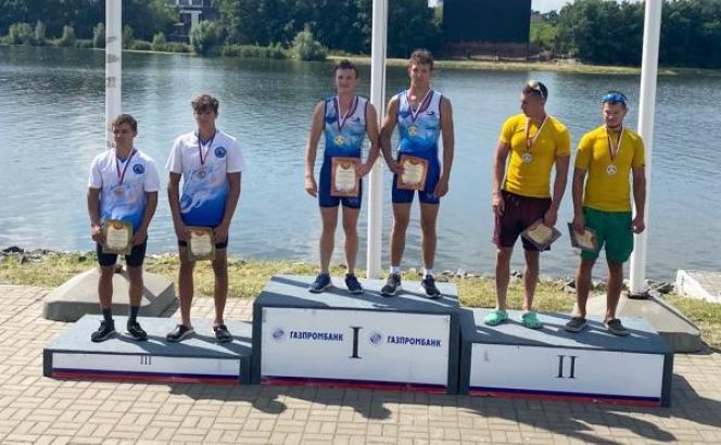 Александр Сухой-младший (справа) и Данил Васев на третьей ступени пьедестала