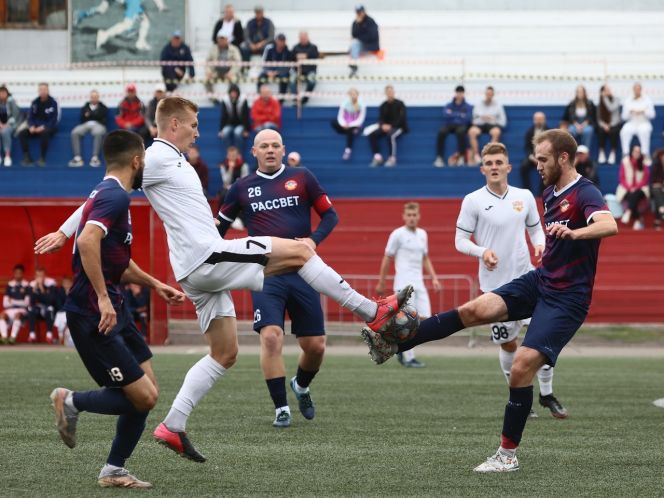 Футболисты "Распадской" (в бело форме) поддержали реноме лидеров и одержали победу в Красноярске. Фото: ФК "Рассвет"