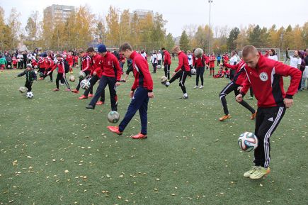 Более тысячи участников собрал традиционный фестиваль футбола в Алтайском крае. 