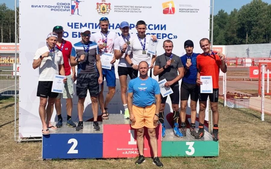 Слева направо на третьей ступени пьедестала - Сергей Рыбин, Олег Плотников и Иван Лыжин. Крайний слева на фото Виктор Майгуров