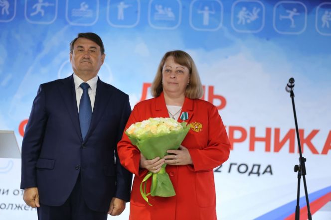 Помощник Президента Российской Федерации Игорь Левитин вручил Елена Соколовой Орден Дружбы. Фото: ПКР