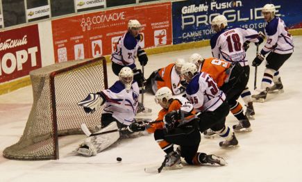 В повторном матче «Алтай» крупно обыграл нижнетагильский «Спутник-2» – 10:1 (фото).