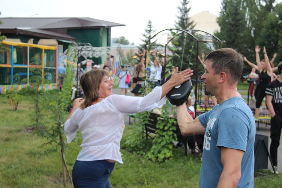 Мастер-класс по рукопашному бою в парке "Центральный". Фото: Александр Чёрный/"Алтайский спорт"