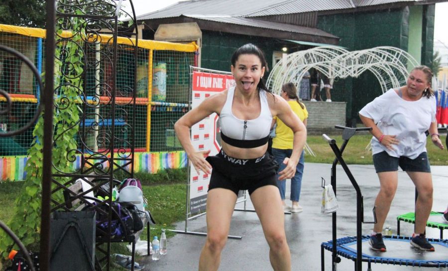 Фитнес-джампинг: стоит только начать, остановиться уже невозможно! Фото: Александр Чёрный/"Алтайский спорт"