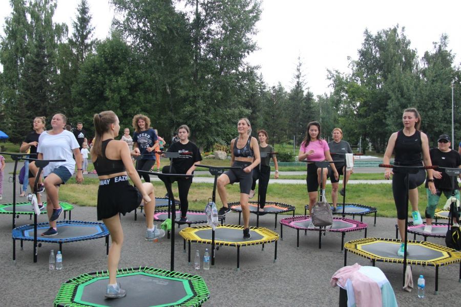 Фитнес-джампинг: стоит только начать, остановиться уже невозможно! Фото: Александр Чёрный/"Алтайский спорт"