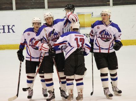 В повторном матче «Алтай» крупно обыграл нижнетагильский «Спутник-2» – 10:1 (фото).