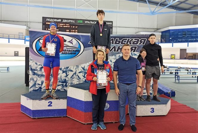 Награждение призеров соревнований юниоров на дистанции 1500 метров: на первой ступени Роман Сухинин, на второй - Никита Хромин. Рядом с пьедесталом их первый тренер Елена Комаровская (с юниорского возраста тренируются у Аркадия Конюхова)