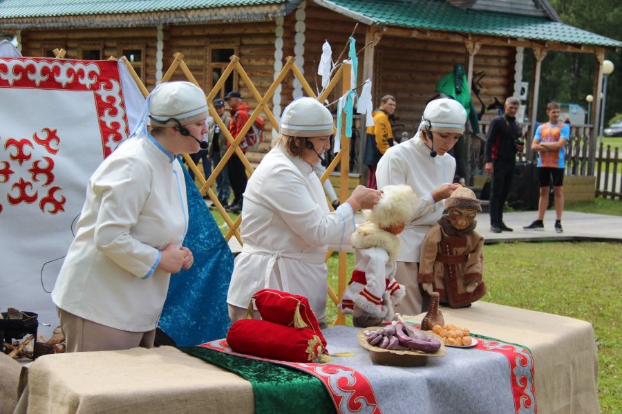 Церемония награждения победителей и призеров на спринтерской дистанции. Фото: Александр Чёрный/"Алтайский спорт"