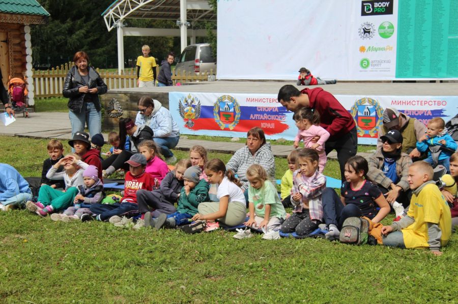 Церемония награждения победителей и призеров на спринтерской дистанции. Фото: Александр Чёрный/"Алтайский спорт"