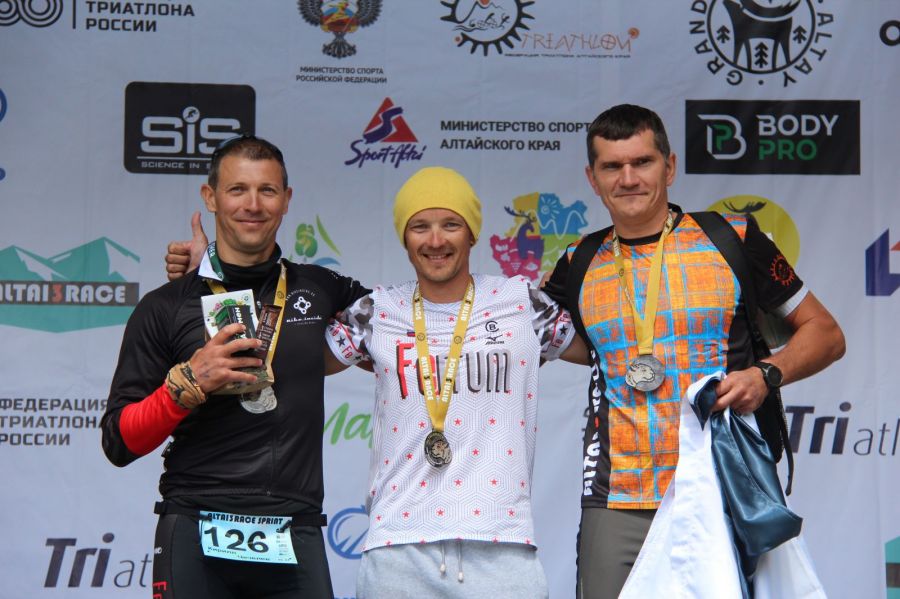 Церемония награждения победителей и призеров на спринтерской дистанции. Фото: Александр Чёрный/"Алтайский спорт"