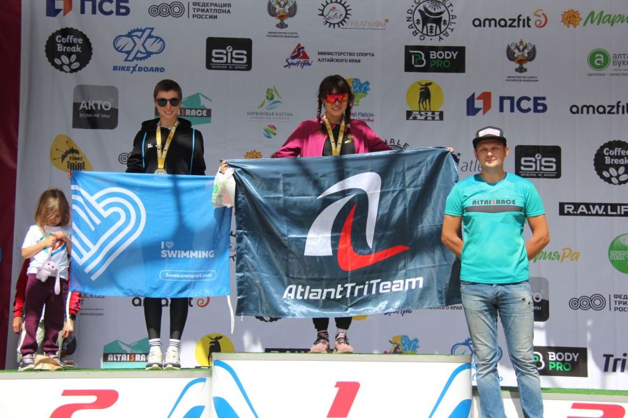 Церемония награждения победителей и призеров на спринтерской дистанции. Фото: Александр Чёрный/"Алтайский спорт"