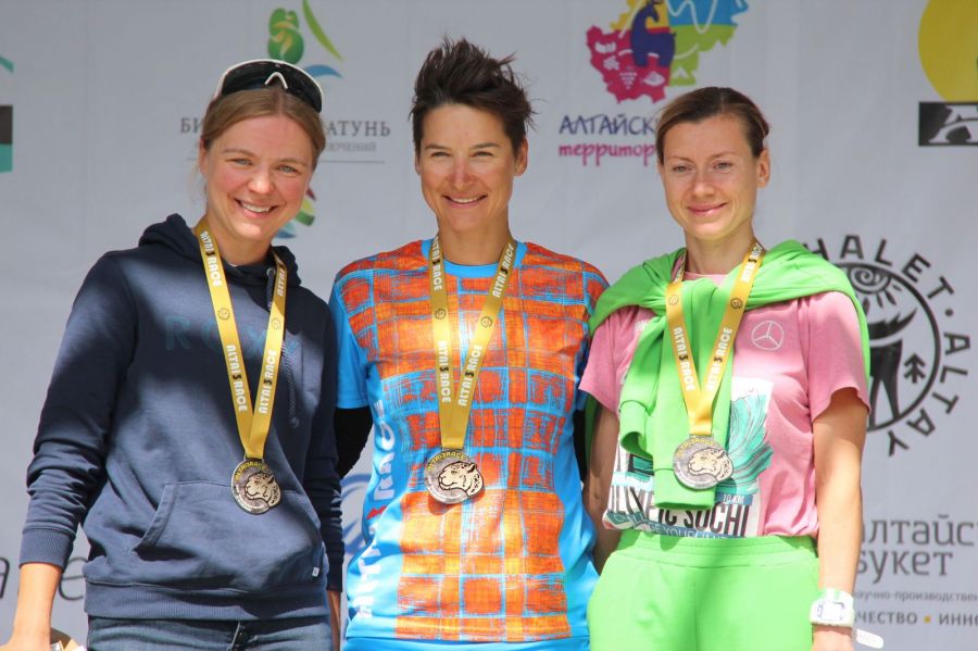 Церемония награждения победителей и призеров на спринтерской дистанции. Фото: Александр Чёрный/"Алтайский спорт"