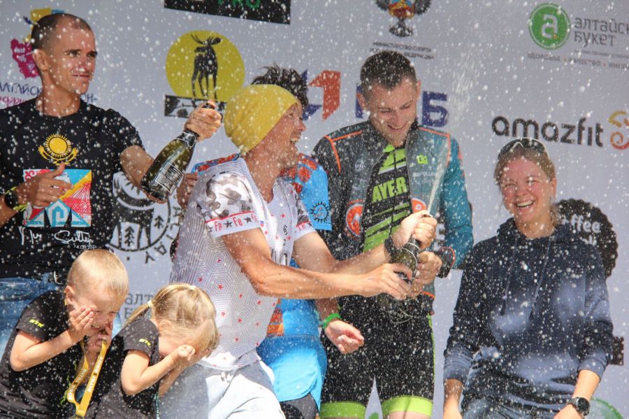 Церемония награждения победителей и призеров на спринтерской дистанции. Фото: Александр Чёрный/"Алтайский спорт"