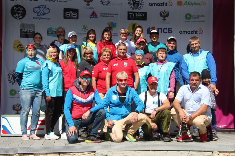 Церемония награждения победителей и призеров на спринтерской дистанции. Фото: Александр Чёрный/"Алтайский спорт"