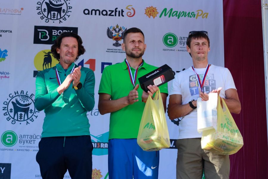 Слева направо: Алексей Смертин, Павел Васильев и Александр Бессмертных на церемонии награждения. Фото: Altai3Race