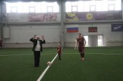 По системе Чистополова: легенда алтайского футбола проводит дворовые тренировки для детей