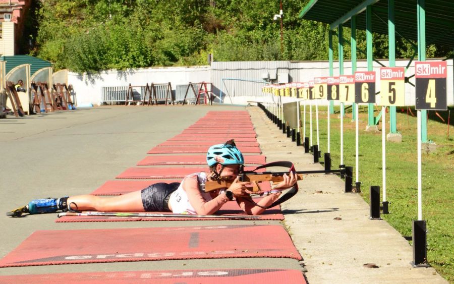 Стрельбу лежа производит представительница Алтайского края Дарья Тафинцева. Фото: Сергей Корзенников