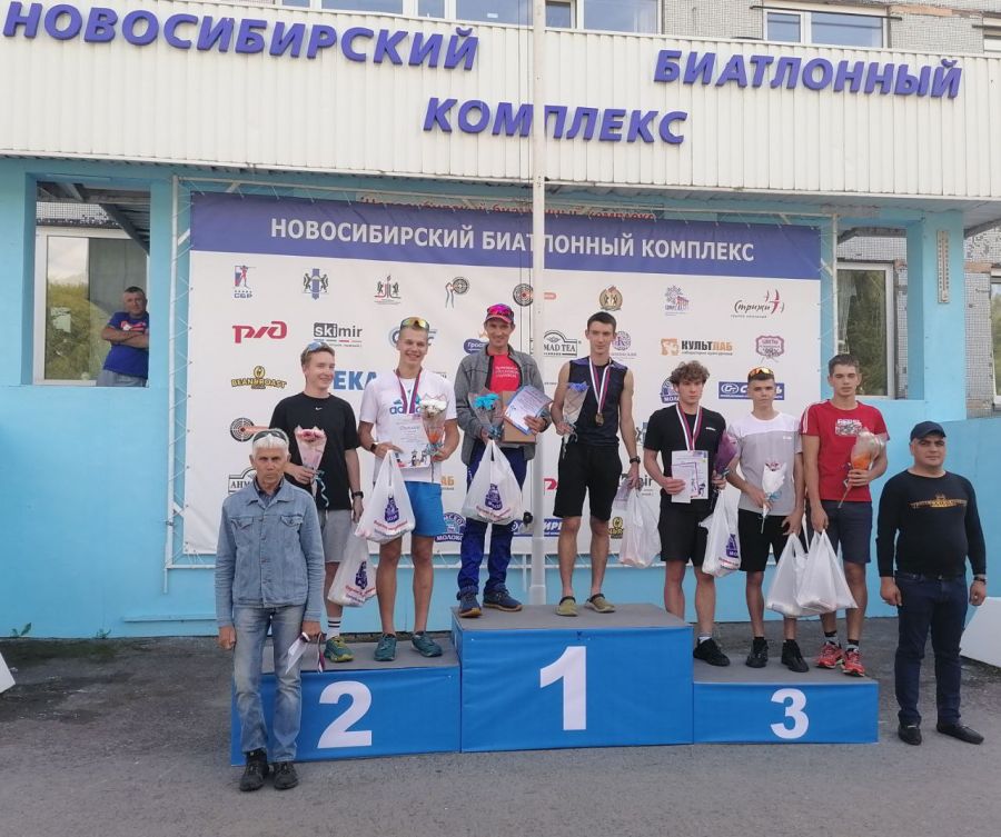 Леонид Кульгускин на первой ступени пьедестала вместе с отцом и тренером Иваном Кульгускиным. Фото: Сергей Корзенников