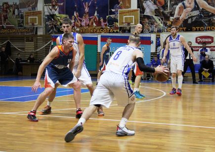 "АлтайБаскет" стартовал в чемпионате России с домашней победы над челябинской "Динамо" - 79:66.