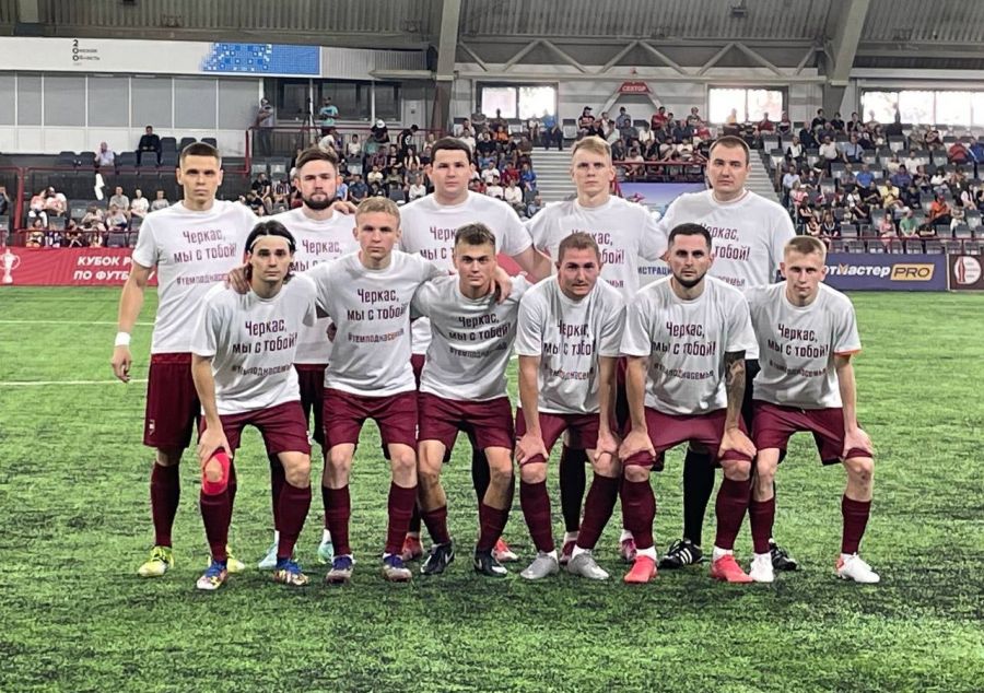 На матч с "Иртышом" барнаульцы вышли в футболках в поддержку одноклубника Александра Черкасова, получившего травму в матче чемпионата Сибири с бийским "Строителем"