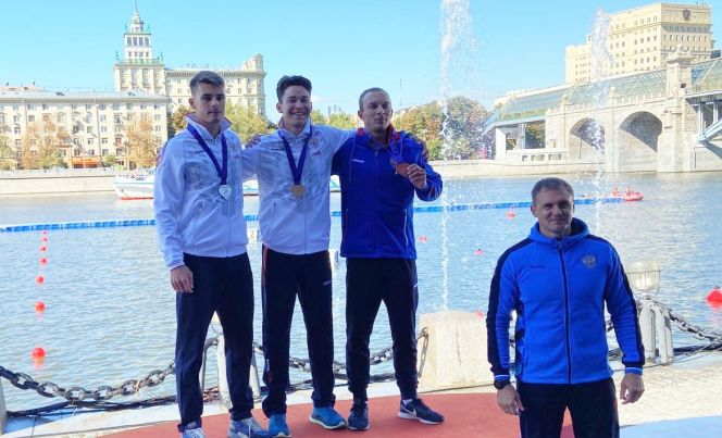 На фото слева направо: призёры "Кубка Доброй Воли" на дистанции 200 м (каноэ, юниоры до 24 лет) Никита Бызов, Максим Оселедко и Владлен Ушаков. Награждение провел старший тренер юниорской сборной России по гребле на байдарках и каноэ Константин Вишняков