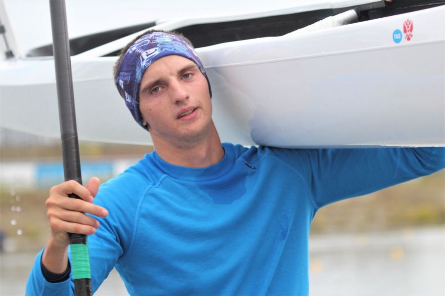 Никита Кислоокий  уверенно выиграл заезд каноэ на 10 000 метров. Фото: Виталий Дворянкин/ "Алтайский спорт" 