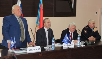 Алтайский край посетил президент Всероссийской и Европейской федераций самбо Сергей Елисеев. 