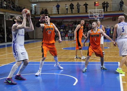 Повторный матч с ярославским "Буревестником" завершился победой алтайских баскетболистов - 72:55.