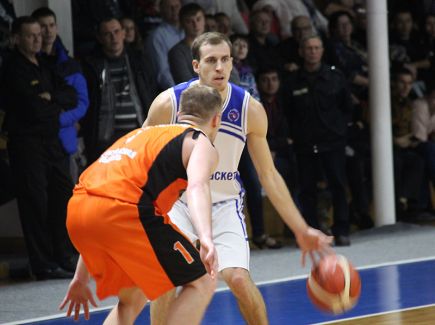 Повторный матч с ярославским "Буревестником" завершился победой алтайских баскетболистов - 72:55.