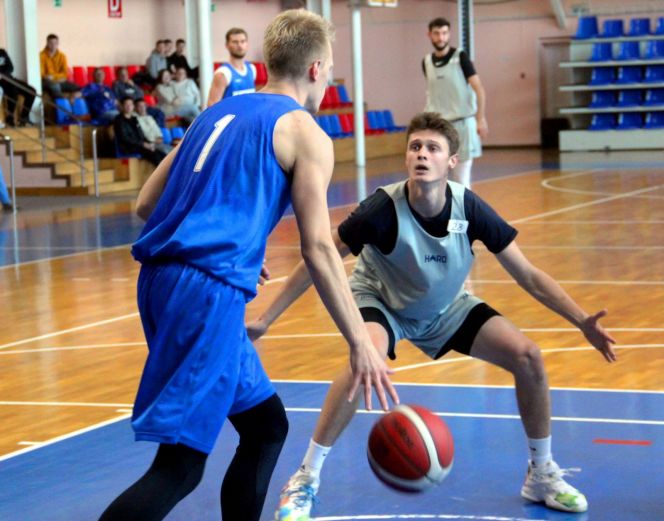 Фото с товарищеского матча "горожан" против БК "Новосибирск"