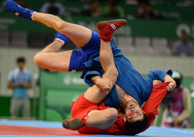 Роман Жданов - победитель всероссийских соревнований в Краснокамске, ещё трое алтайских самбистов - серебряные призёры